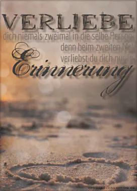 Spruchbild über Liebe und Erinnerung: Herz im Sand am Strand mit dem Zitat „Verliebe dich niemals zweimal in dieselbe Person, denn beim zweiten Mal verliebst du dich nur in die Erinnerung.“